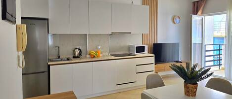 Kühlschrank, Mikrowelle, Herdplatte, Kochgeschirr/Geschirr/Besteck