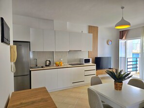 Fridge, microwave, stovetop, cookware/dishes/utensils - Happy Stay Qerret 097 (Durres)