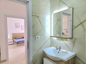 Shower, hair dryer, bidet, towels
