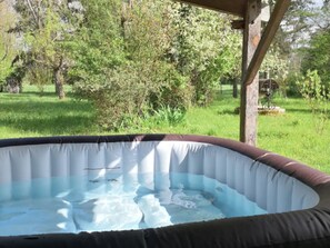 Outdoor spa tub