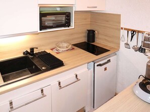 Kjøleskap, mikrobølgeovn, ovn og kaffetrakter/tekoker