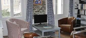 Cozy 2-bedroom apartment in the heart of Le Palais, near shops and beach