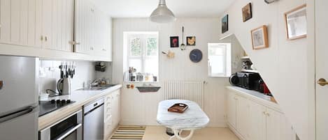 Een koelkast, een magnetron, een oven, een koffiezetapparaat/waterkoker
