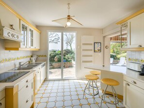 Microwave, oven, dishwasher, coffee/tea maker