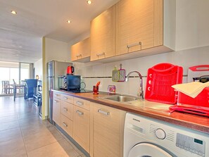 Fridge, microwave