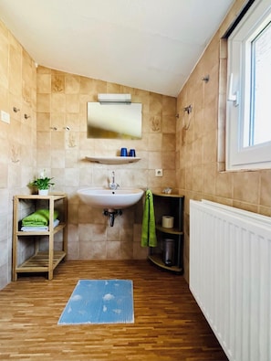 Jabón y papel de baño 