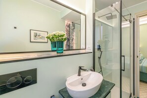 تجهيزات دش، مجففات شعر، مناشف، صابون