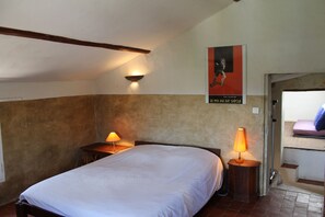 Tabla de planchar con plancha, wifi y ropa de cama 