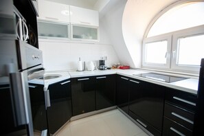 Refrigerador, microondas, horno, placa de cocina