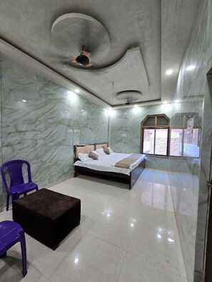 Family Room | Desk, laptop workspace, free WiFi