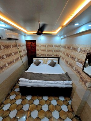 Deluxe Double Room | Desk, laptop workspace, free WiFi