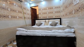 Deluxe Double Room | Desk, laptop workspace, free WiFi