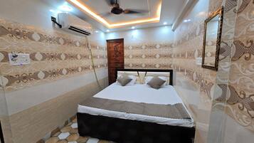 Deluxe Double Room | Desk, laptop workspace, free WiFi