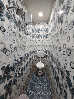 Family Room | Bathroom | Towels, soap, shampoo, toilet paper