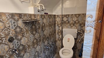 Deluxe Double Room | Bathroom | Towels, soap, shampoo, toilet paper