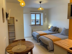 1 habitación, tabla de planchar con plancha, wifi y ropa de cama