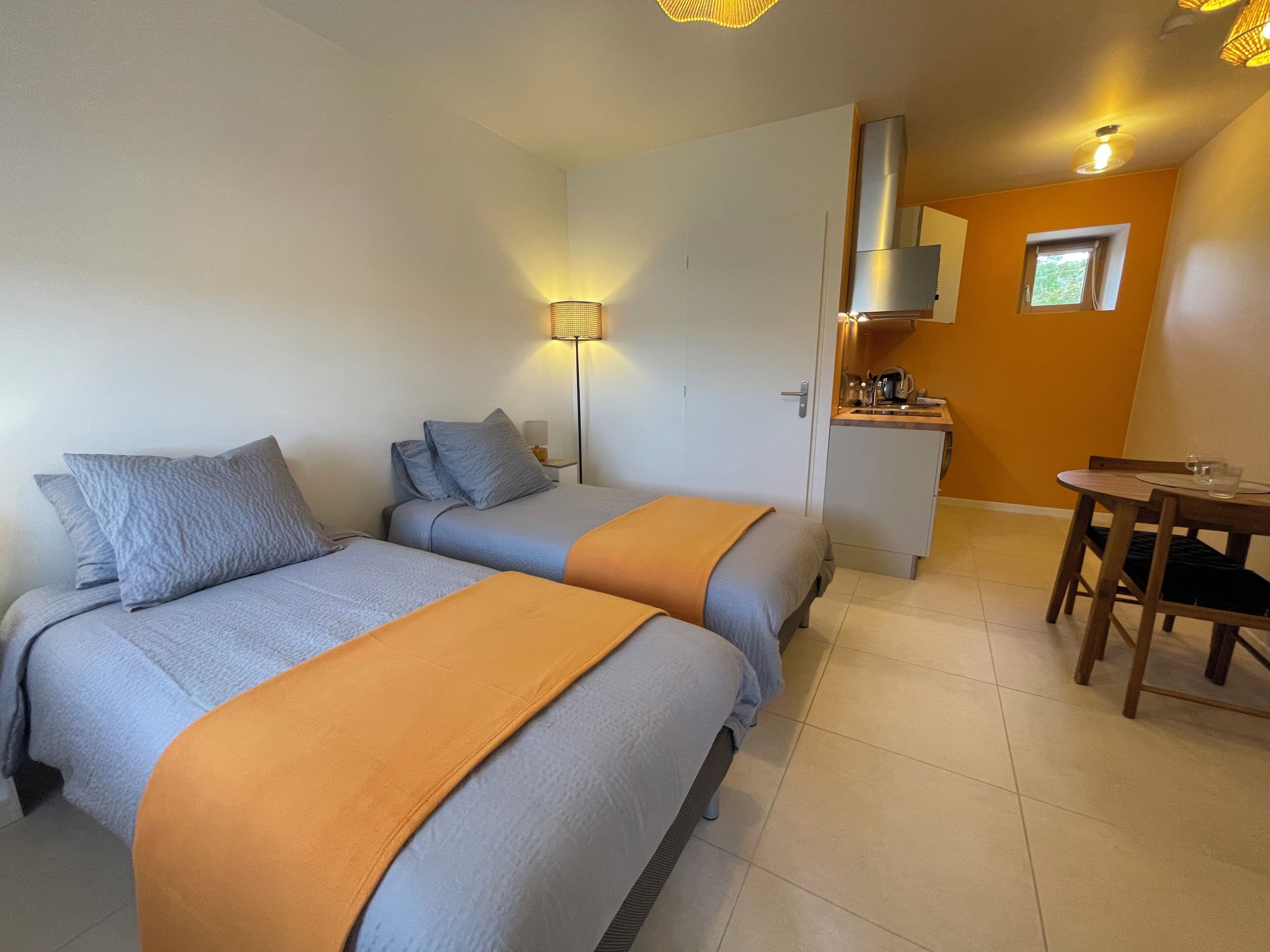 1 slaapkamer, een strijkplank/strijkijzer, wifi, beddengoed