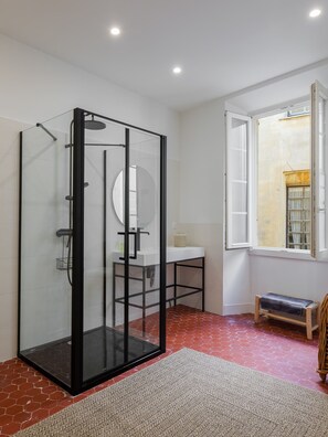 Shower, towels - Apt Matisse At the heart of Saint-Paul de Vence Village (Saint Paul de Vence)