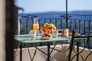 Outdoor dining - Apt Matisse At the heart of Saint-Paul de Vence Village (Saint Paul de Vence)