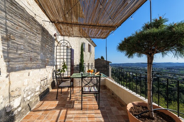 Outdoor dining - Apt Matisse At the heart of Saint-Paul de Vence Village (Saint Paul de Vence)