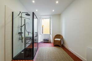 Shower, towels - Apt Matisse At the heart of Saint-Paul de Vence Village (Saint Paul de Vence)