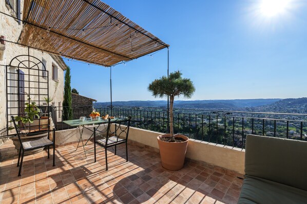 Outdoor dining - Apt Matisse At the heart of Saint-Paul de Vence Village (Saint Paul de Vence)