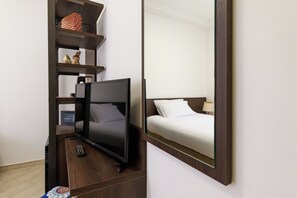 Standard Room | In-room safe, free WiFi - Villa Aurora Rooms (Rome)