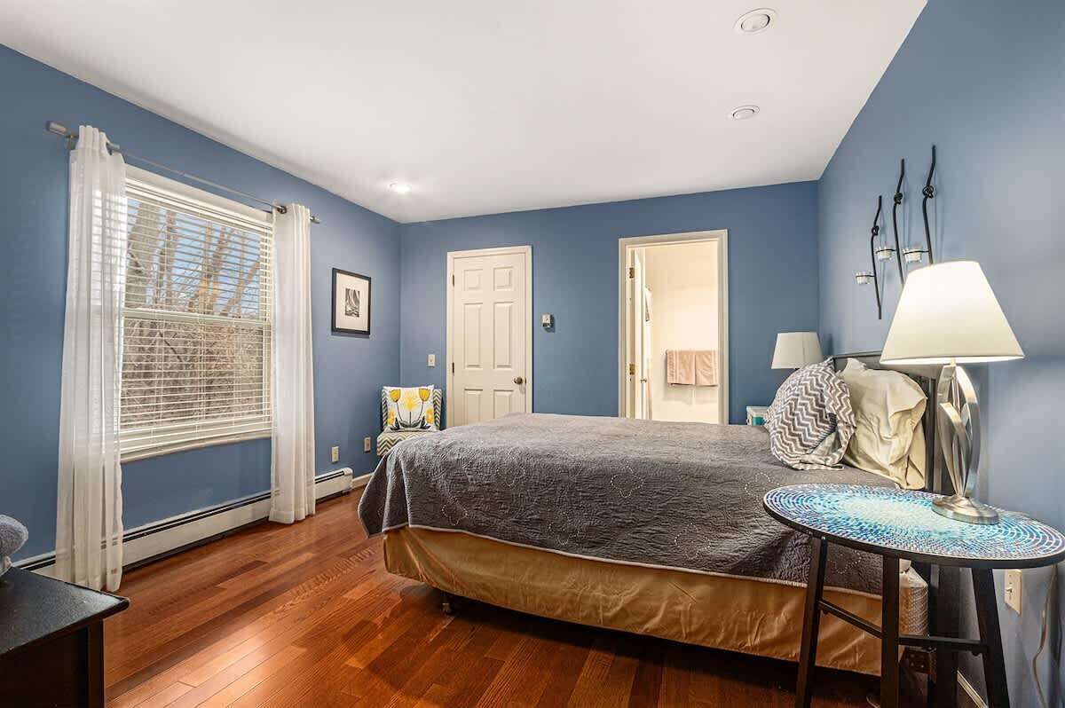 4 bedrooms, desk, iron/ironing board, travel cot