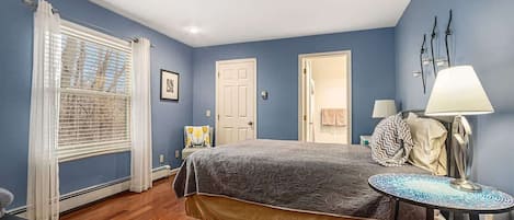 4 bedrooms, desk, iron/ironing board, travel cot