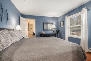 4 chambres, bureau, fer et planche à repasser, lit parapluie