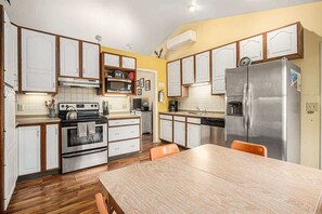 Fridge, microwave, oven, stovetop - Summerwood Cottage (South Haven)