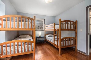 4 bedrooms, desk, iron/ironing board, travel cot - Summerwood Cottage (South Haven)