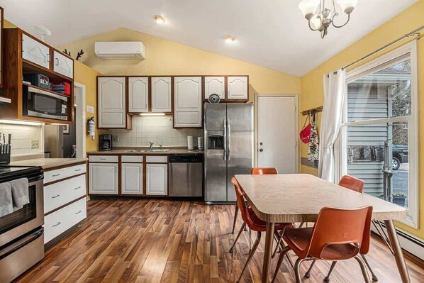 Fridge, microwave, oven, stovetop - Summerwood Cottage (South Haven)