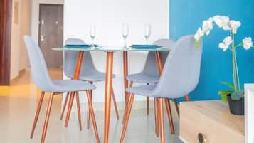 Apartamento, sacada | Opções para refeição no quarto