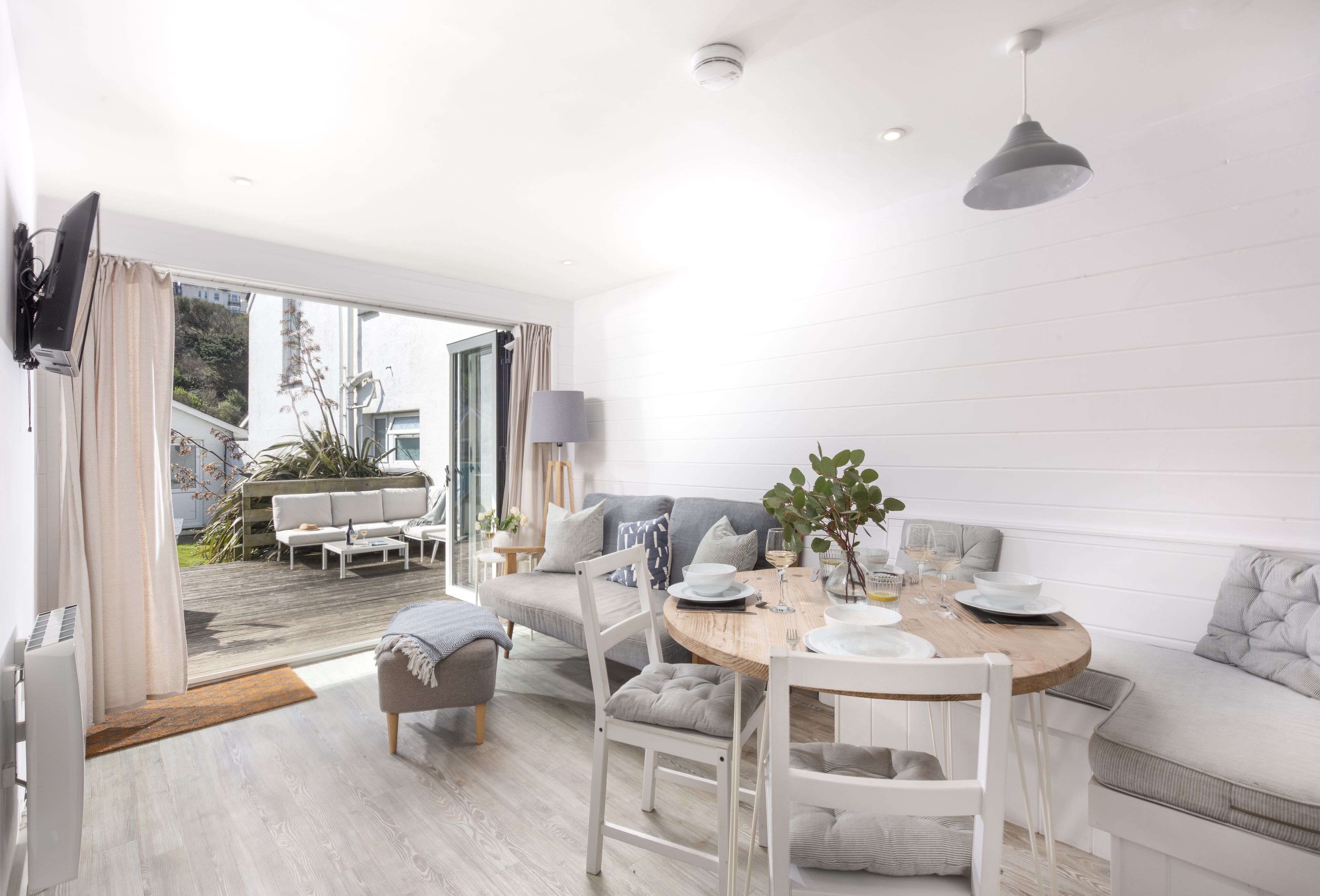 Robin, Polzeath: Open-plan sitting area with comfortable sofa and wall-mounted television