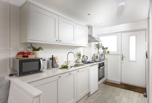 Kühlschrank, Mikrowelle, Ofen, Geschirrspüler