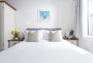 2 bedrooms, iron/ironing board, WiFi