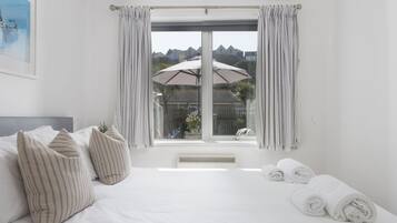 2 bedrooms, iron/ironing board, WiFi