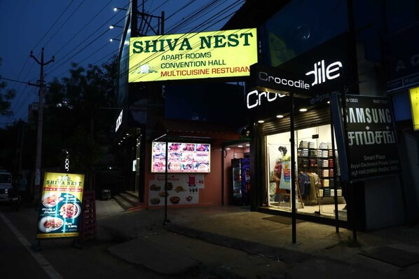 A restaurant named Shiva Nest with a sign advertising 'Apart Rooms, Convention Hall, Multicuisine Restaurant'. - Shiva Nest (Tiruchirappalli)