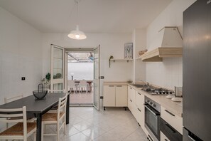 Fridge, microwave, oven, coffee/tea maker