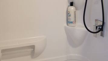 SĂšche-cheveux, serviettes fournies, savon, papier toilette