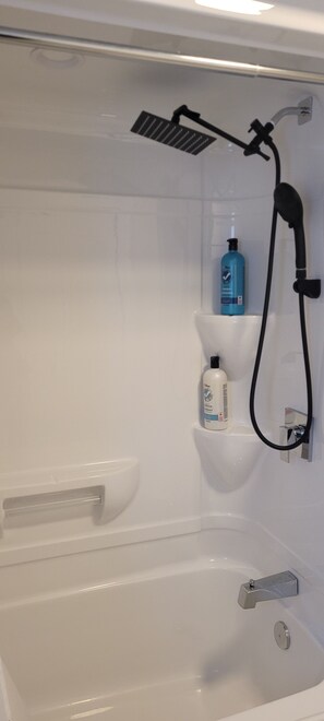 Haartrockner, Handtücher, Seife, Toilettenpapier