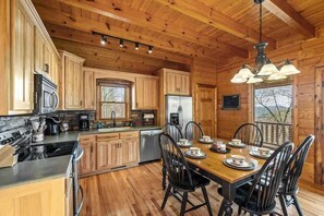 Coffee/tea maker, fridge, microwave, oven - Secluded Luxury w/ Views of Mt. LeConte & Hot Tub (Sevierville)