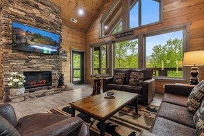 Smart TV, fireplace, video games, DVD player - Private and Quiet Mountain Cabin with Views, Hot Tub and Upscale Finishes (Gatlinburg)