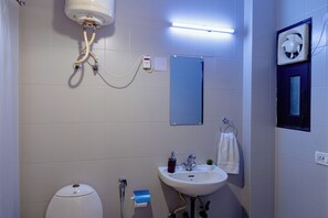 Bidet, toallas, jabón, papel de baño 