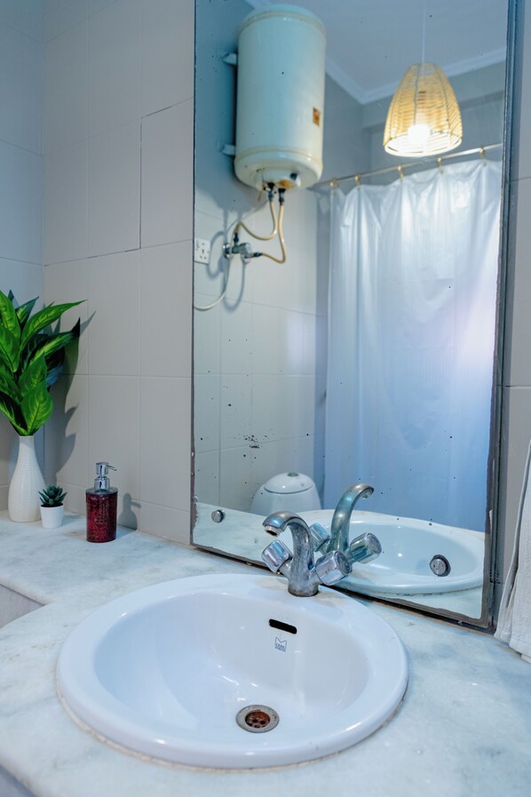 Bidet, toallas, jabón, papel de baño 