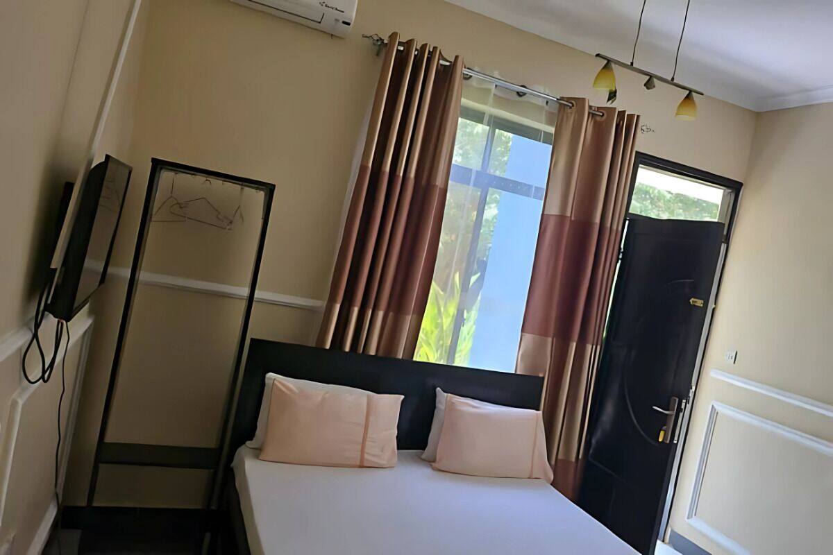Quarto solteiro conforto, vista para o jardim | Escrivaninha, espaço de trabalho para notebook