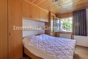 1 chambre, fer et planche à repasser, accès Internet