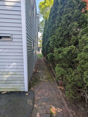 Exterior detail - 2 BD, pet friendly, 10 min to Pier Parking for 3 (Old Orchard Beach)