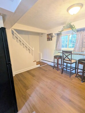 Interior - 2 BD, pet friendly, 10 min to Pier Parking for 3 (Old Orchard Beach)